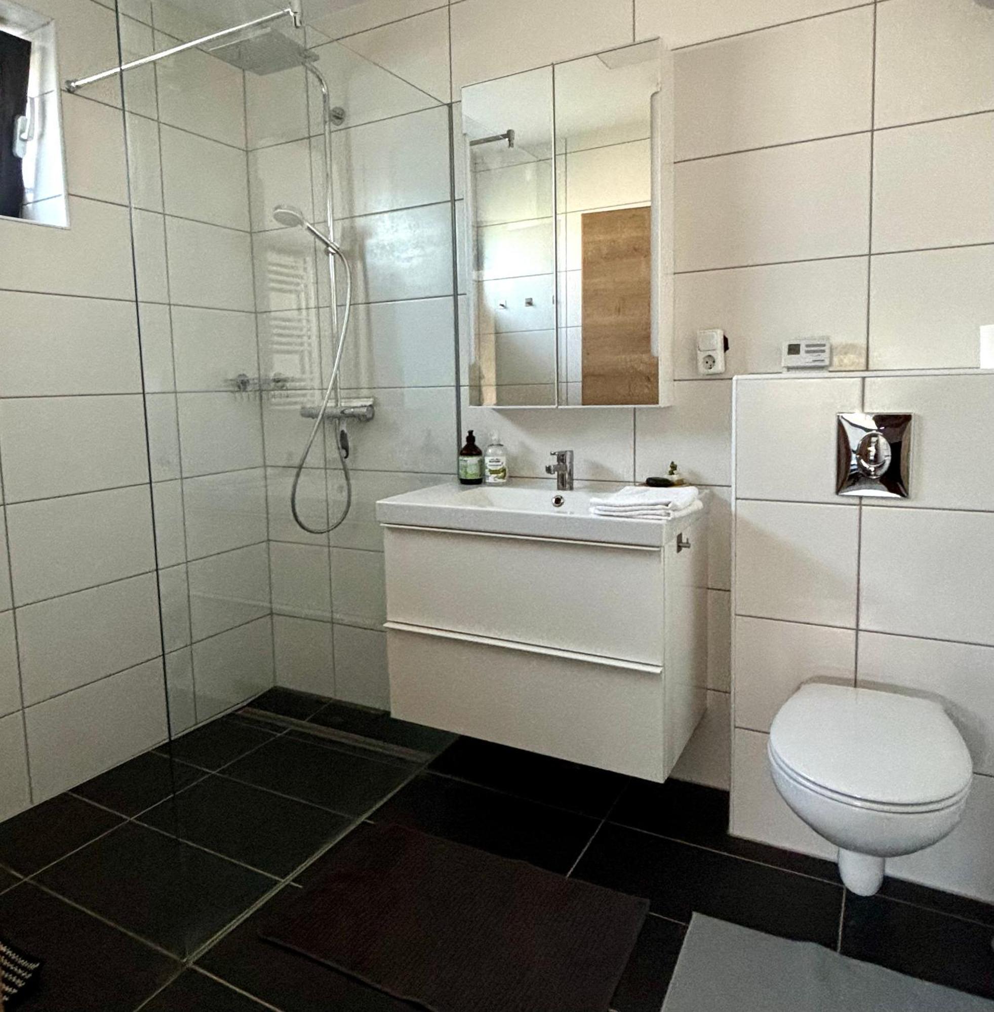 Schoene Wohnung Mit Terrasse Und Parkplatz Velden am Wörthersee Buitenkant foto