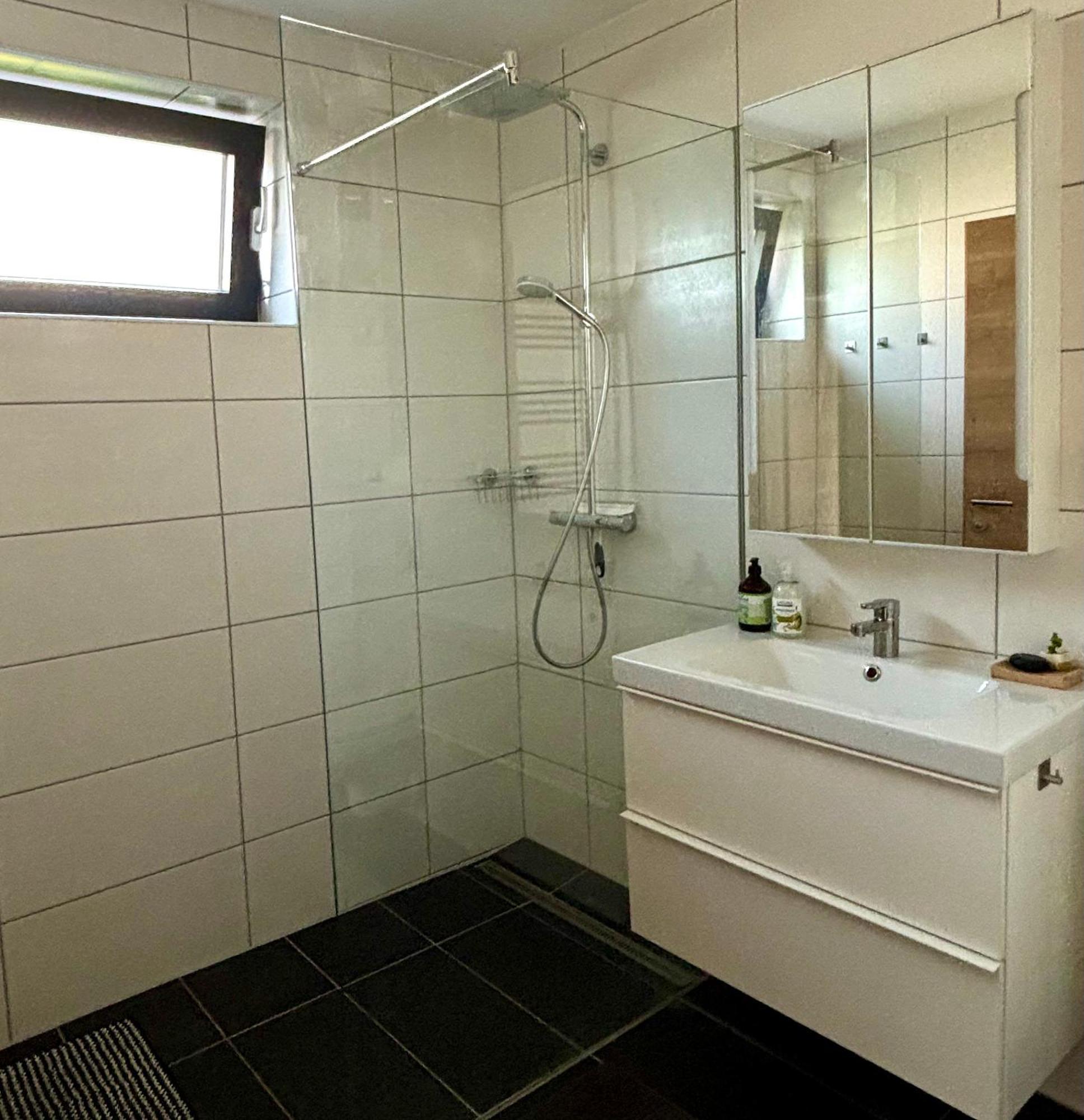 Schoene Wohnung Mit Terrasse Und Parkplatz Velden am Wörthersee Buitenkant foto